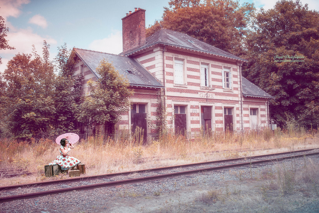EN ATTENDANT LE TRAIN